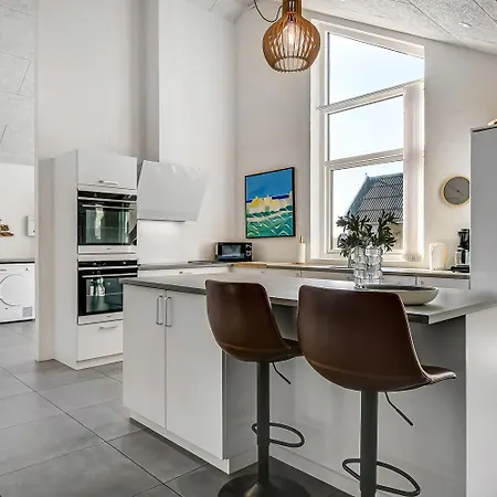 Newly Built Luxury House Right By The Sea - Sj560